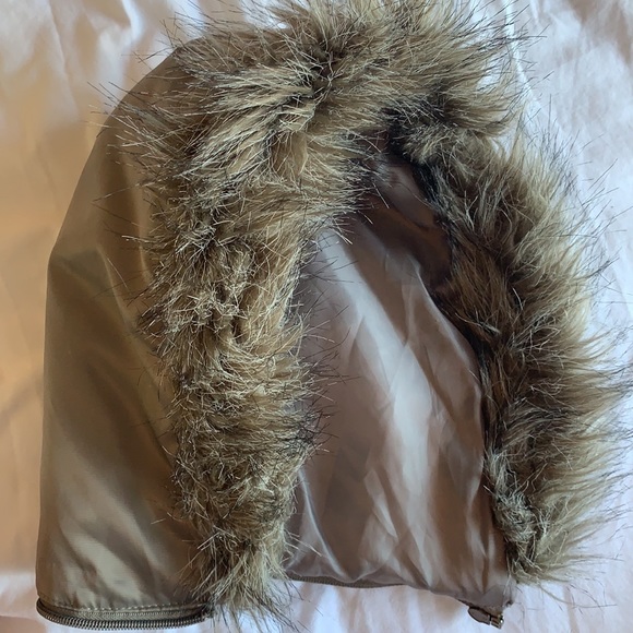 S Women’s Green-Gold Polyester Refuge Vest & Attachable Hood - Picture 5 of 7